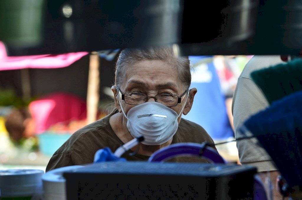 Un hombre con una mascarilla en China