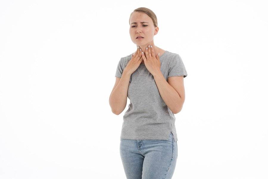 Mujer con dolor de garganta