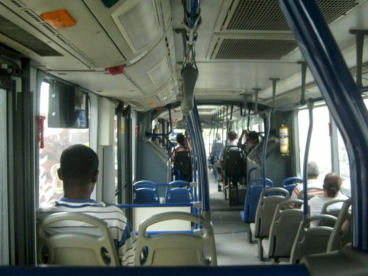 Coronavirus: ¿realmente es peligroso viajar en autobús, metro y avión?