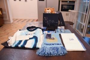 Una camiseta de Messi: regalo al hijo de una enfermera que luchó contra el coronavirus