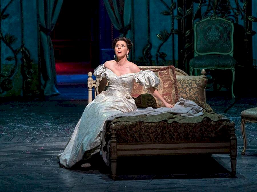 Escena de "La Traviata" de la MET Opera