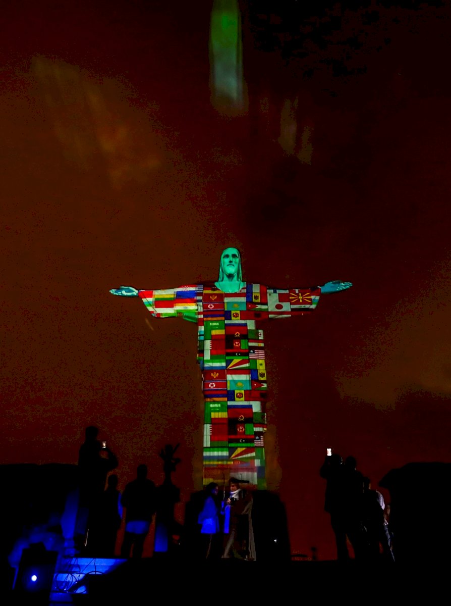 El Cristo Redentor de Brasil muestra banderas de países con casos de coronavirus