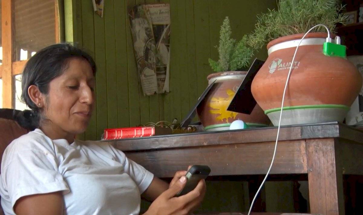 Diseñan maceta que provee energía; se pretende cambiar la vida de las comunidades de escasos recursos