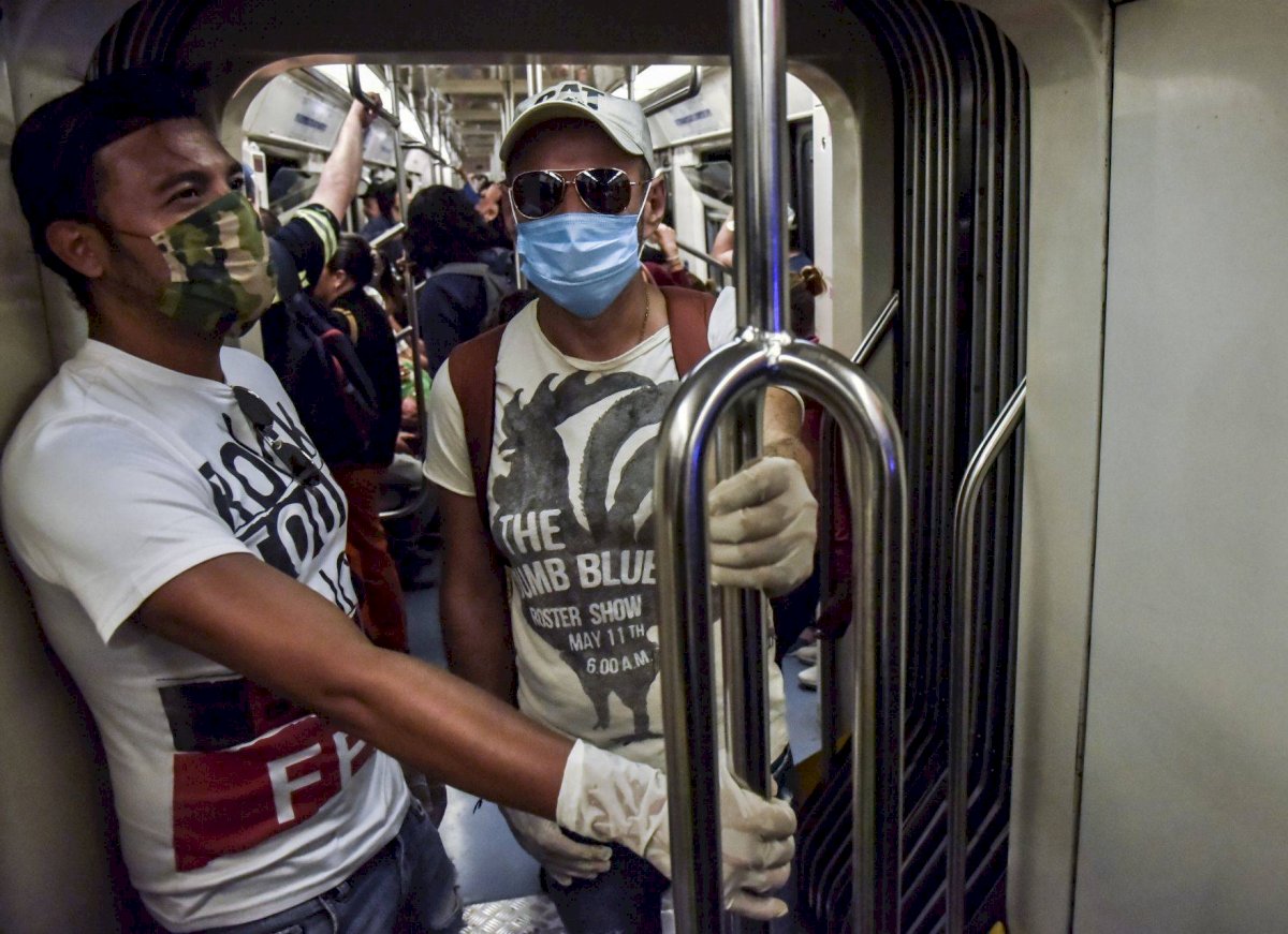 Usuarios del Sistema de Transporte Colectivo (STC) Metro, usan cubrebocas como forma de protegerse ante el coronavirus.