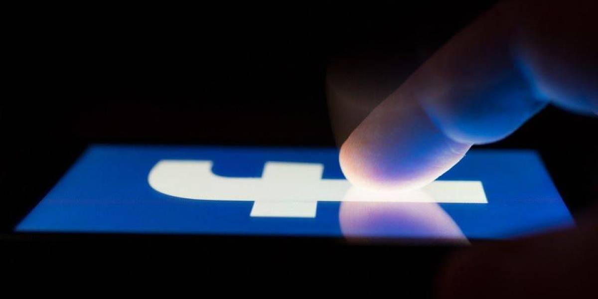 Ya empieza a aparecer Facebook en modo oscuro en Latinoamérica