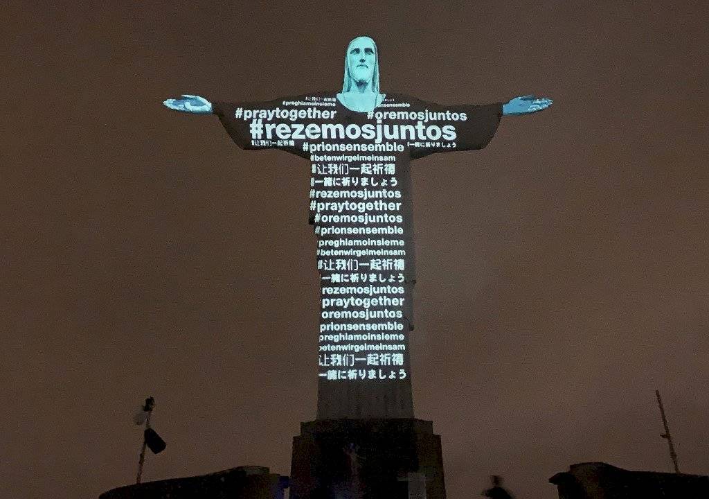 Cristo Redentor se ilumina con banderas de países afectados por el coronavirus