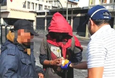 Quito: personas en situación de calle reciben kits de alimentos