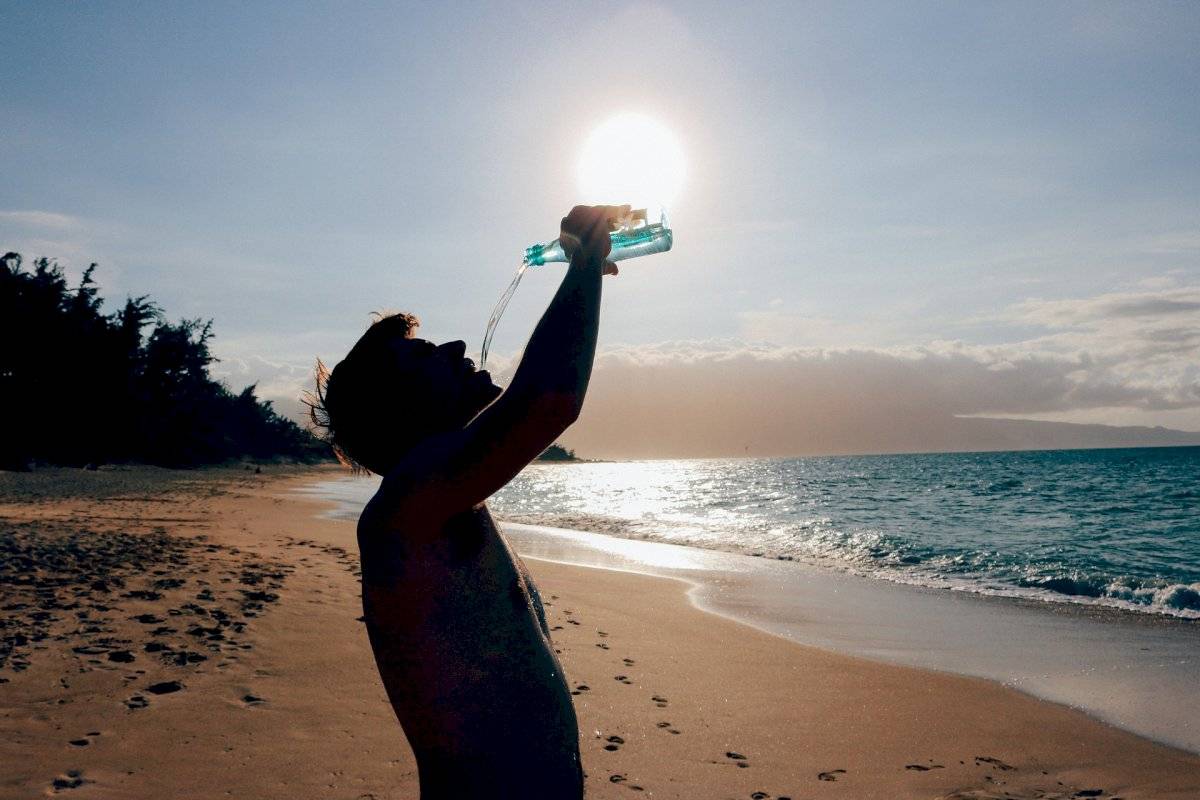 Tomar mucha agua no cura el coronavirus
