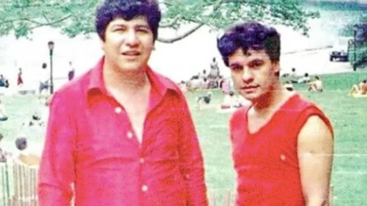 Joaquín Muñoz publicó un libro con fotos que revelaron la homosexualidad del cantante.