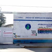 Cancelan programa de verificación vehicular en Puebla y clausuran 6 verificentros