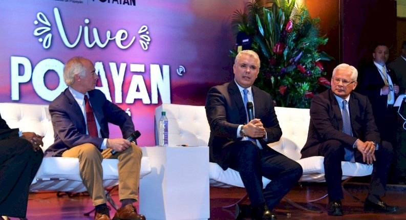 Juan C. López (derecha), alcalde de Popayán, al lado de Iván Duque.
