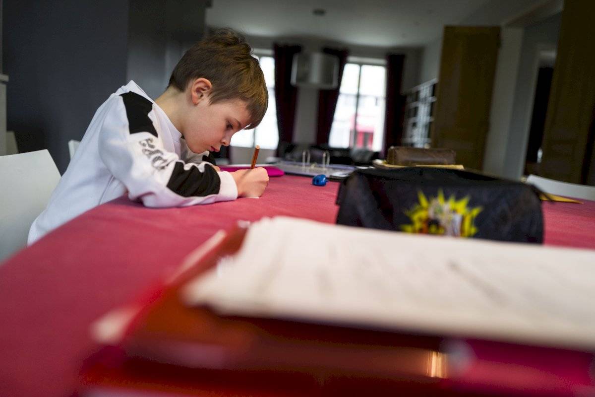 niño haciendo tareas en casa