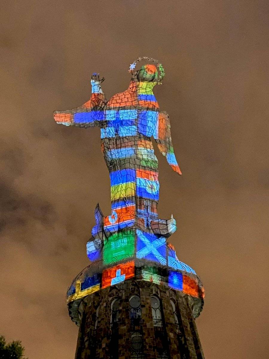La Virgen de El Panecillo se viste con la bandera de Ecuador y países afectados por el coronavirus
