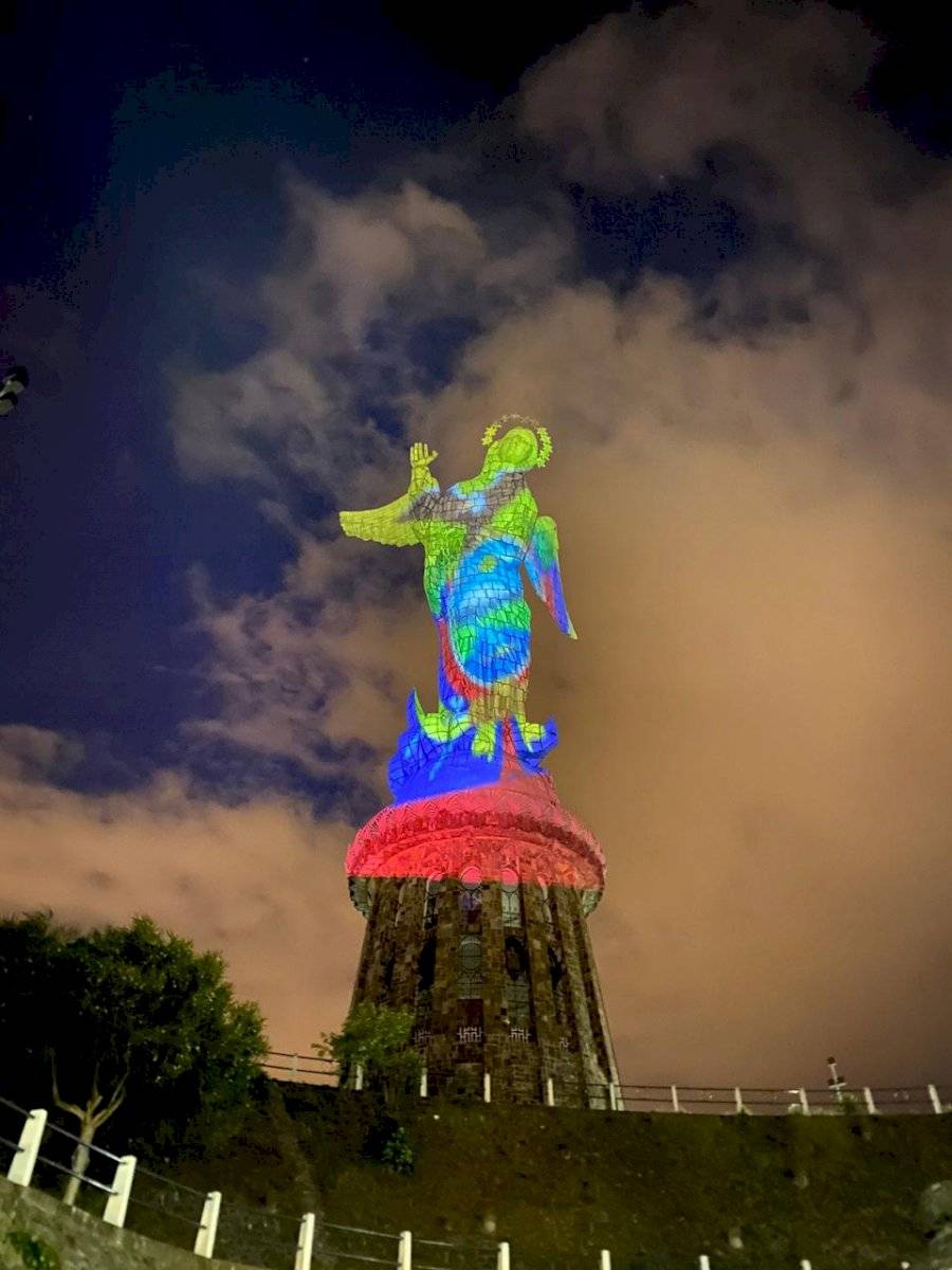 La Virgen de El Panecillo se viste con la bandera de Ecuador y países afectados por el coronavirus
