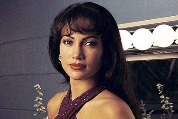 Jennifer López la actriz que mejor interpretó a Selena, según críticos r