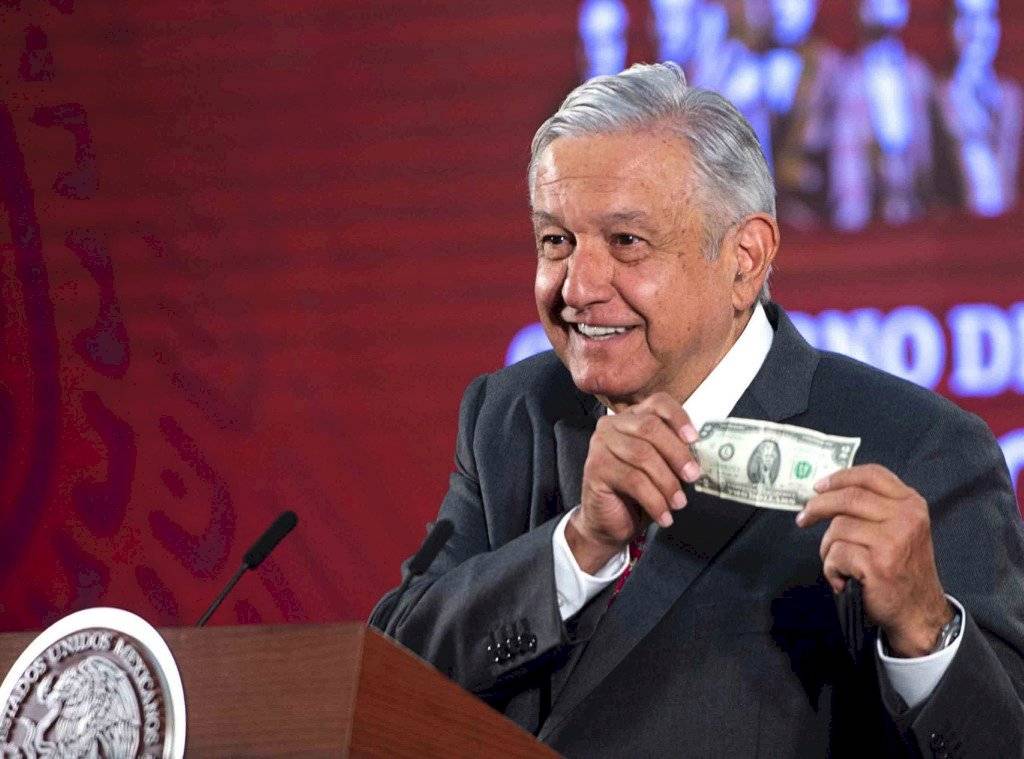 Andrés Manuel López Obrador saludando