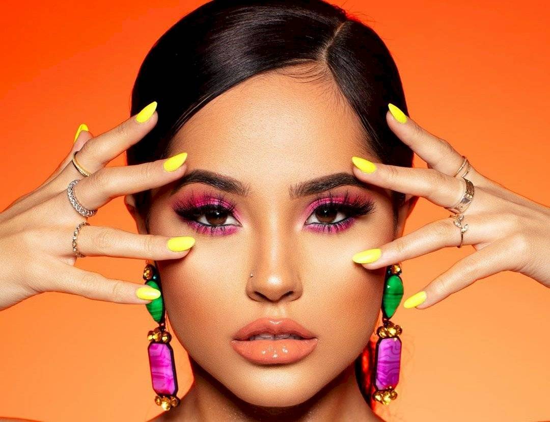 Becky G se deja ver sin maquillaje