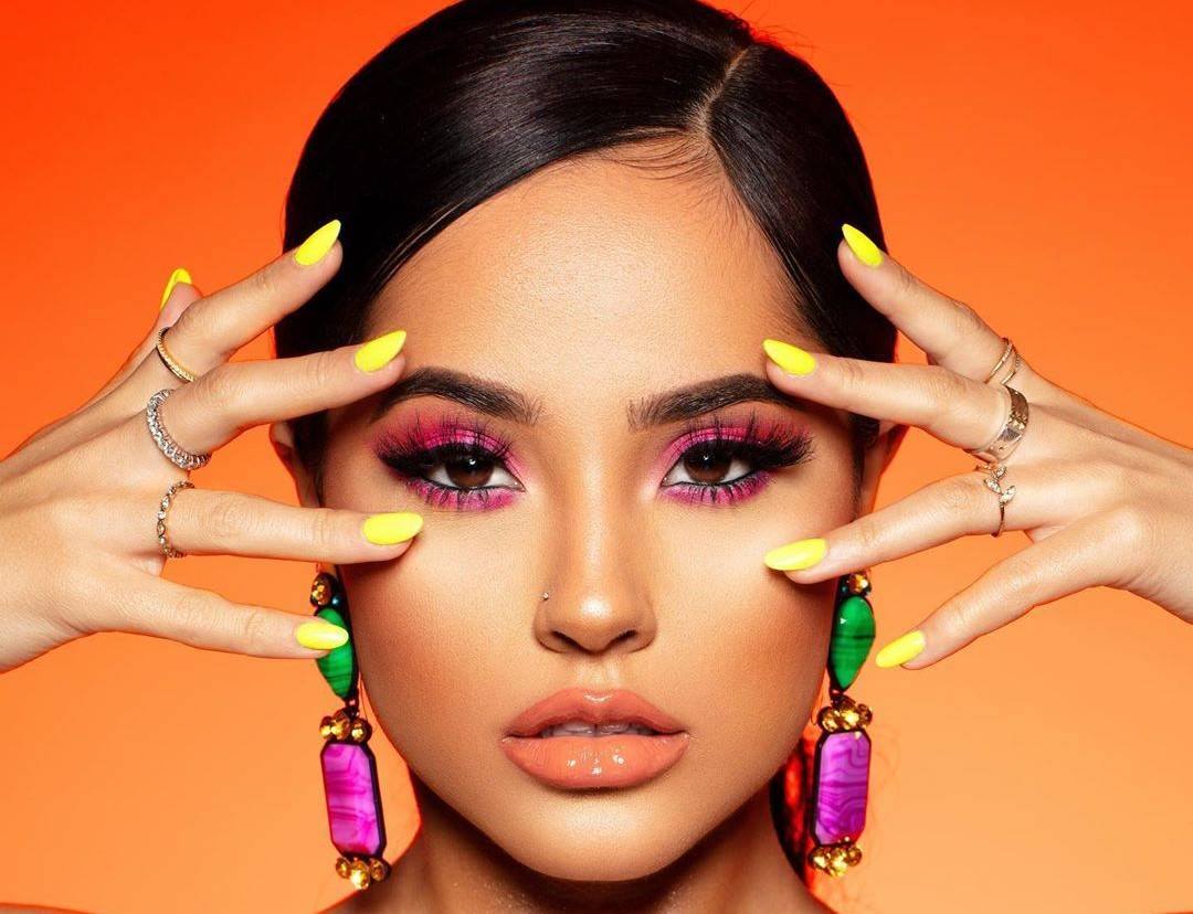Becky G se deja ver sin maquillaje colores de labios para morenas verano