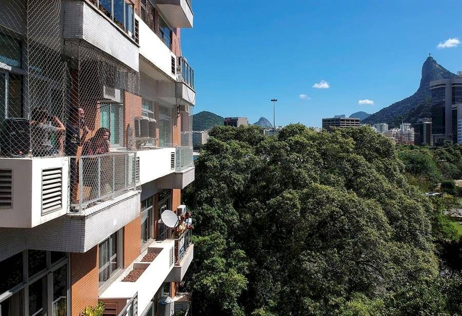 Pareja de cantantes de ópera ofrece conciertos desde su balcón a vecinos en Río