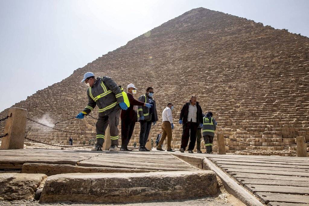 El fumigado se hizo en los accesos a las pirámides, las taquillas, los arcos de seguridad y los caminos que circundan los tres construcciones colosales y la esfinge,