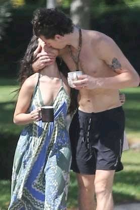 Camila Cabello y Shaw Mendes se besan