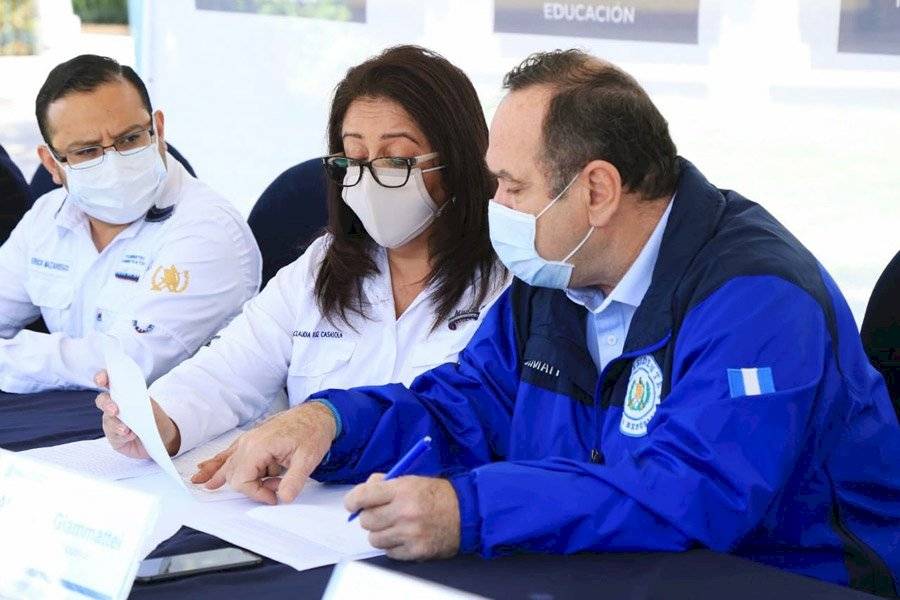 Ministra Claudia Ruiz y Alejandro Giammattei