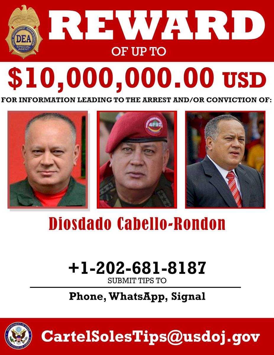 Departamento de Justicia de EE. UU. muestra un carteles de recompensa para la captura de Nicolás Maduro y Diosdado Cabello.