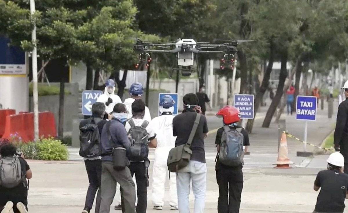 Implementa Indonesia un dron para rociar desinfectante