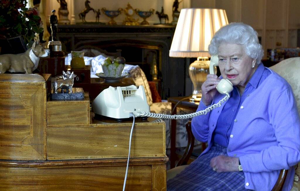 Reina Isabel II de Gran Bretaña habla con el primer ministro Boris Johnson del Castillo de Windsor, Windsor, Inglaterra, el miércoles 25 de marzo de 2020, para su audiencia semanal.