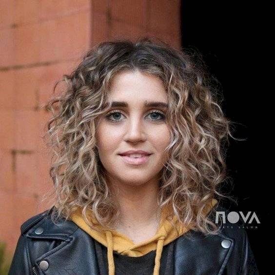 cara redonda con cabello rizado
