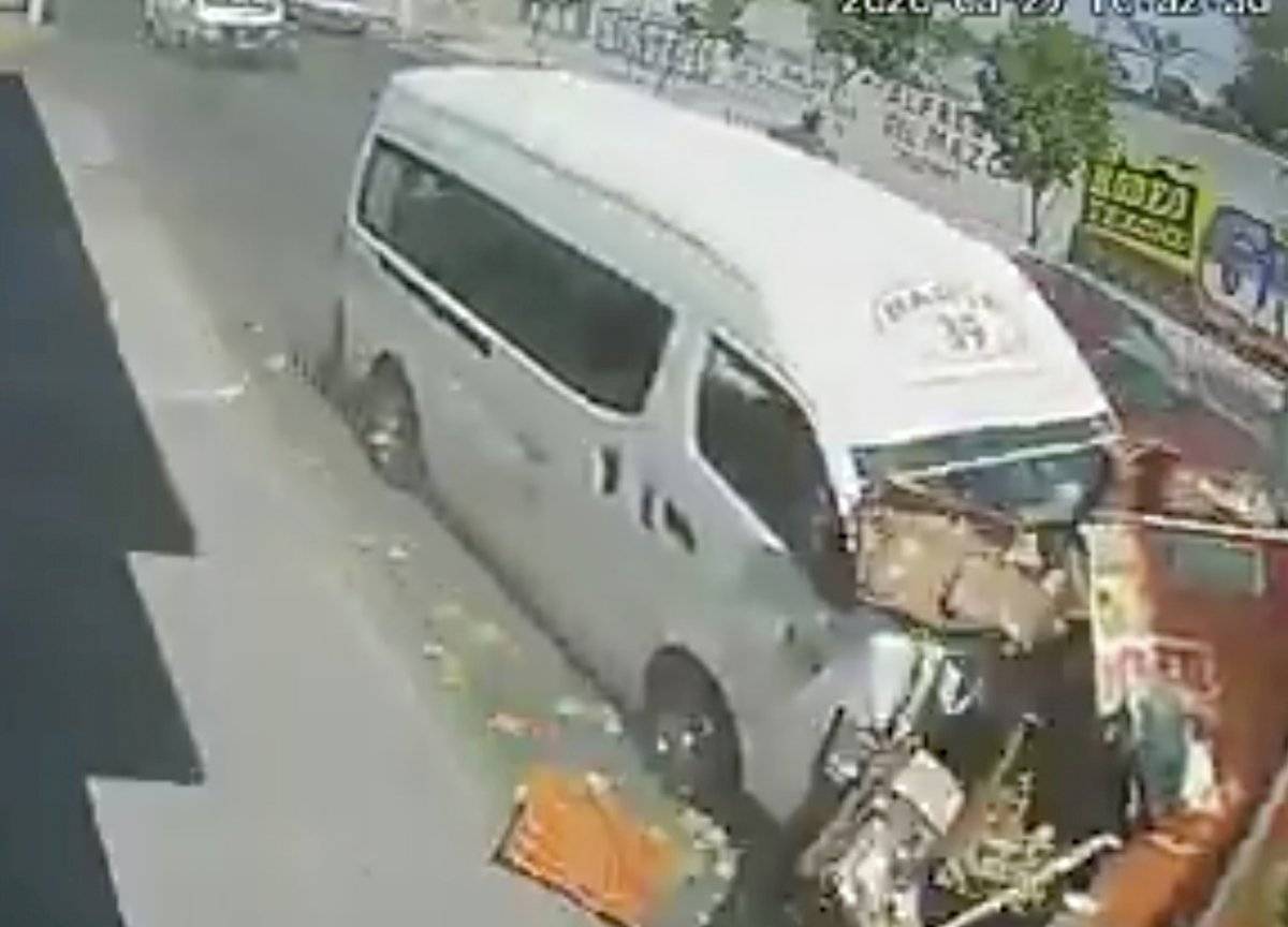 Combi a exceso de velocidad embiste a camión repartidor; chofer huye del accidente