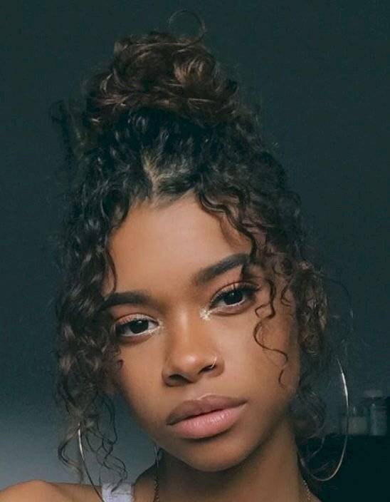 cabello rizado con cara redonda