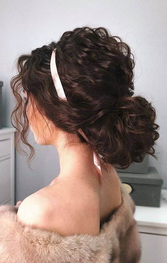 cabello rizado con cara redonda
