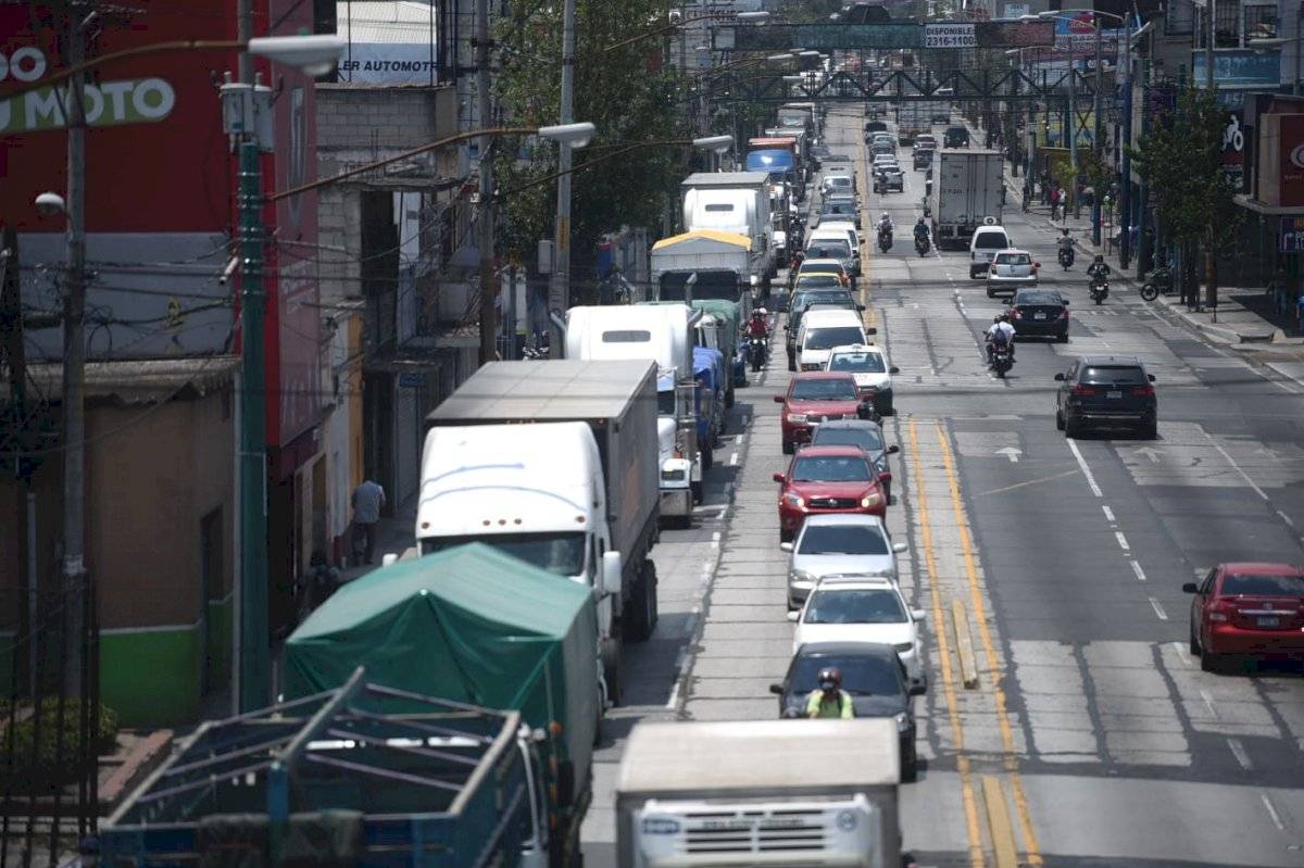 Fuerte carga vehicular por tercer día consecutivo