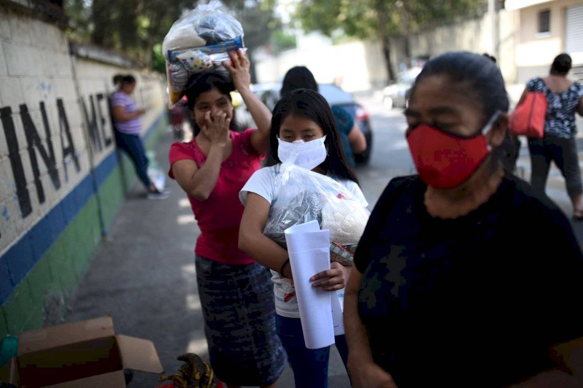Padres de familia acuden a recibir bolsa de alimentos