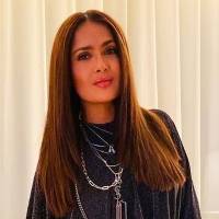 Salma Hayek muestra su lujosa piscina mientras disfruta del agua como una sensual sirena