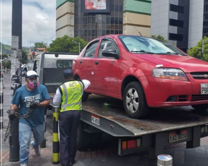 Coronavirus en Quito: se llevan los carros en winchas por no respetar medida
