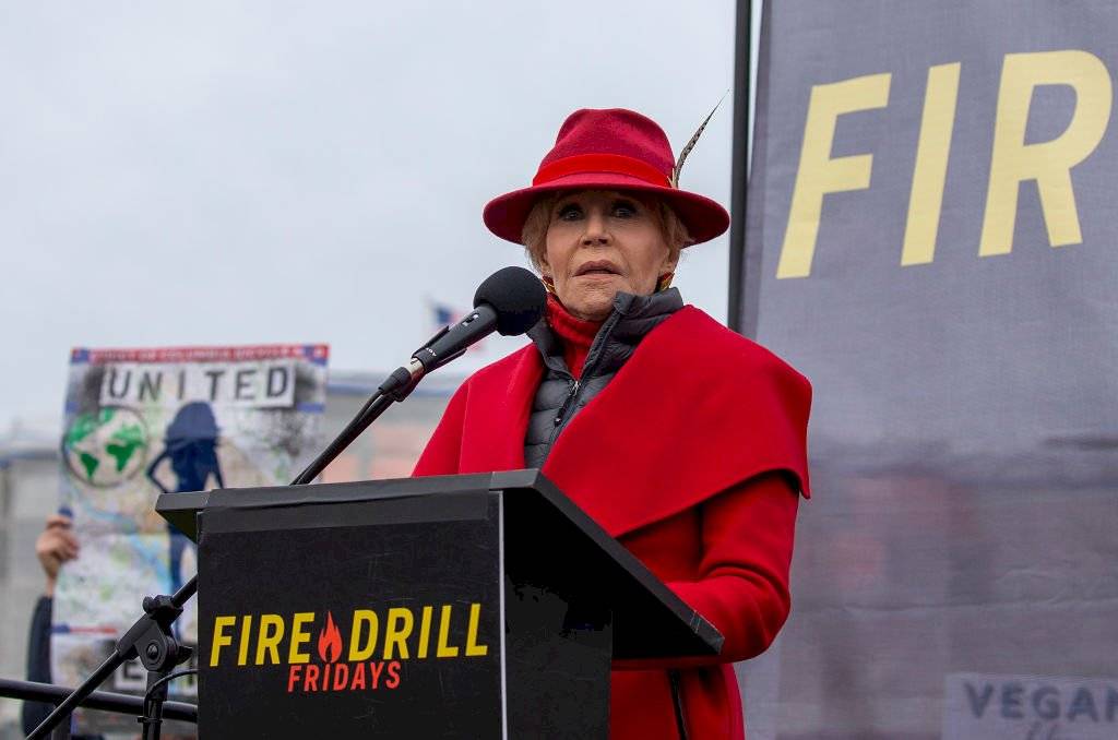 Jane Fonda protestando con su abrigo rojo frente al Capitolio / Foto: Getty Images