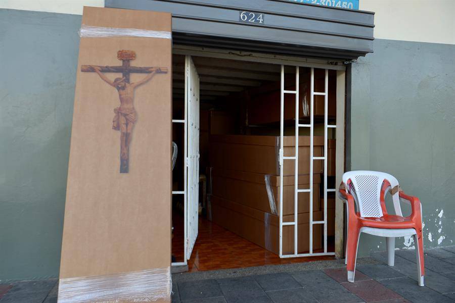 Unos 4.000 ataúdes de cartón para Guayaquil donde siguen recogiendo cadáveres