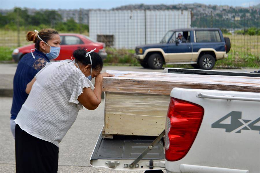 Unos 4.000 ataúdes de cartón para Guayaquil donde siguen recogiendo cadáveres