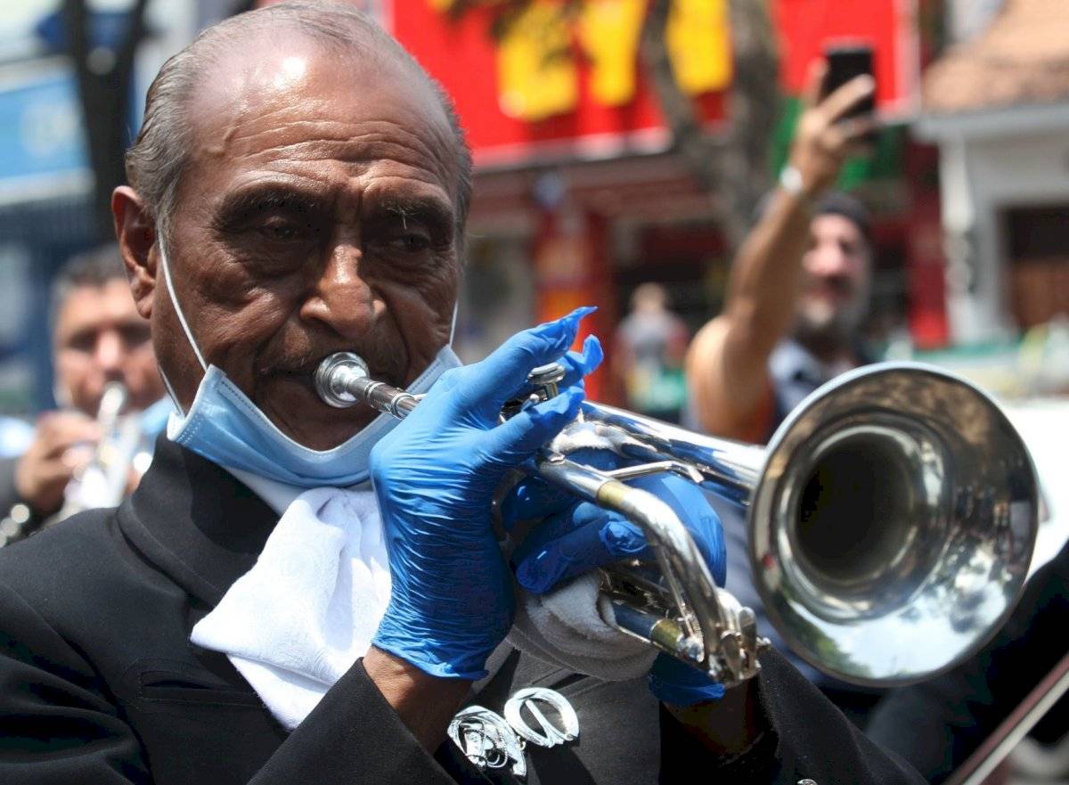 Mariachi tocan en el INER