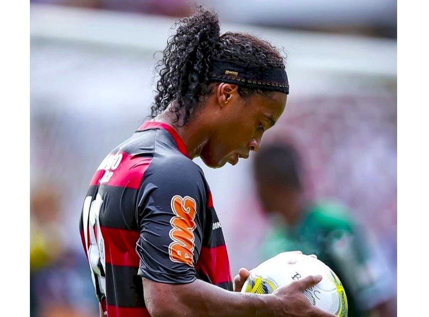 Ronaldinho quedaría fuera del FIFA 2020