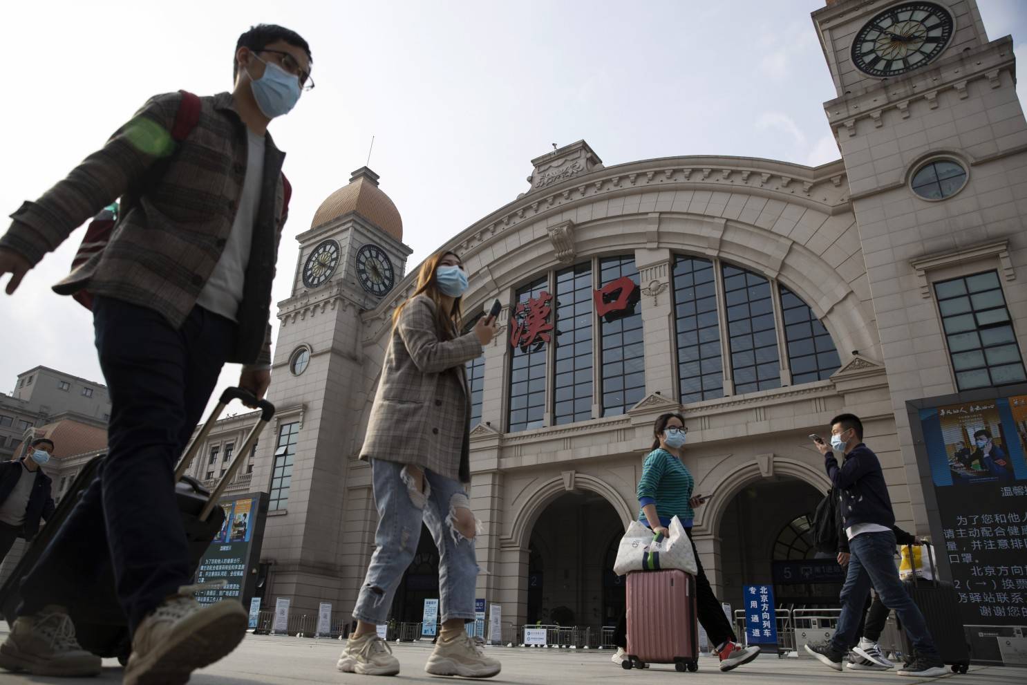 Coronavirus: en Wuhan sus habitantes vuelven a las calles tras meses de cuarentena