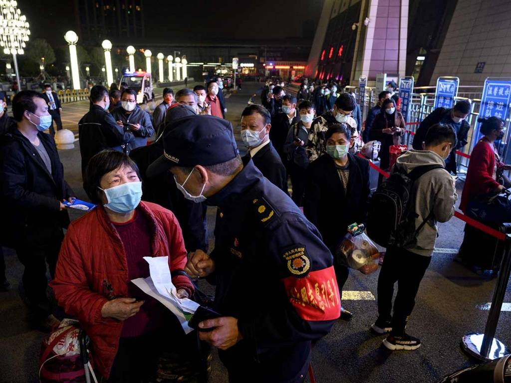 Coronavirus: en Wuhan sus habitantes vuelven a las calles tras meses de cuarentena