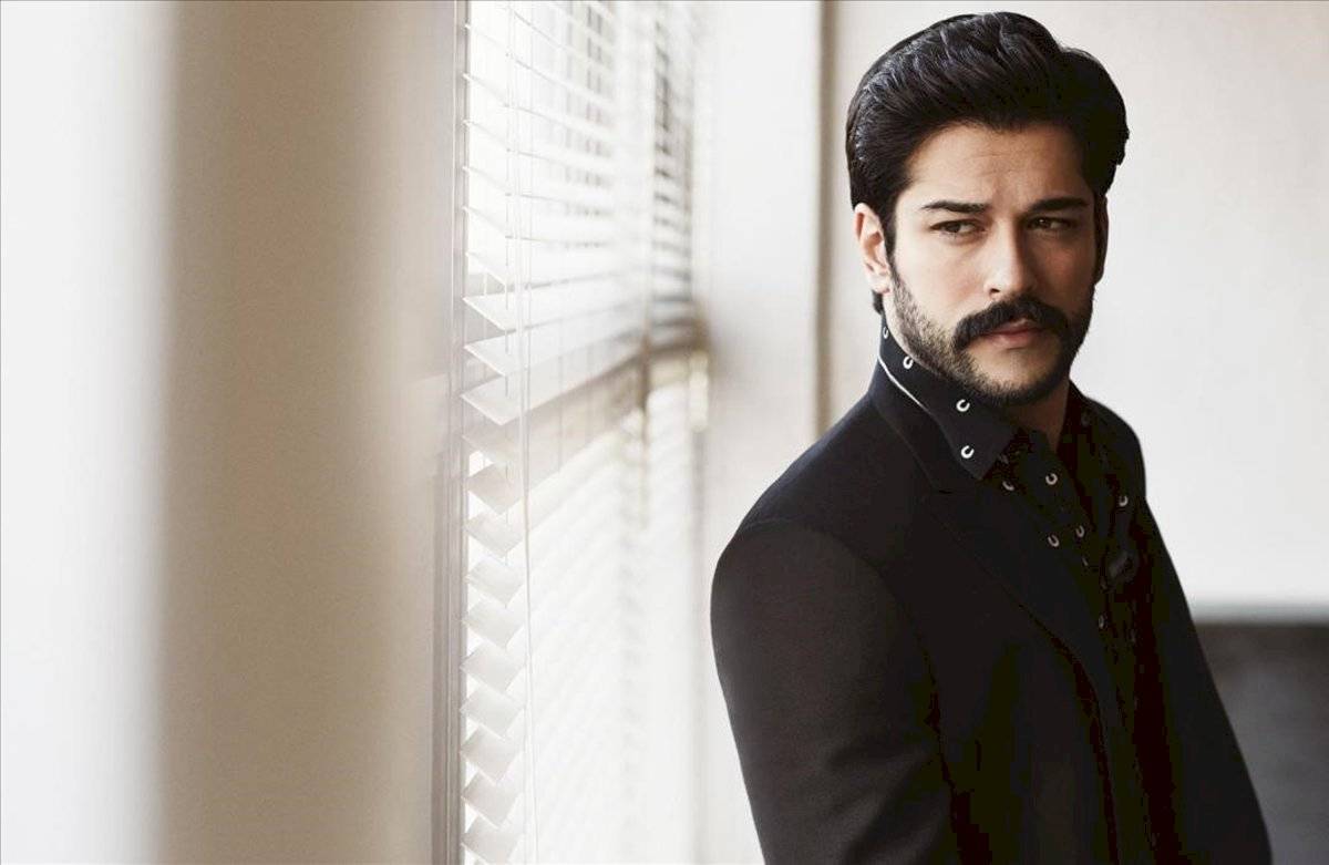 Burak Özçivit enamora cada día más a su fanaticada