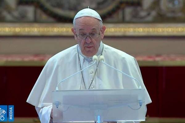 Escándalo en el Vaticano: Papa le dio like a Instagram de modelo en bikini