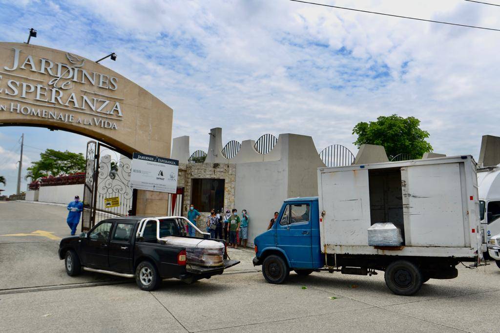 Testimonios de la interminable odisea de enterrar a un ser querido en Guayaquil