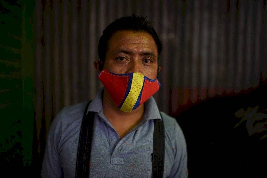Manuel López vende limones en La Terminal
