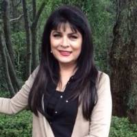 Victoria Ruffo con blusa de malla y seda negra tiene el look ideal para un evento nocturno