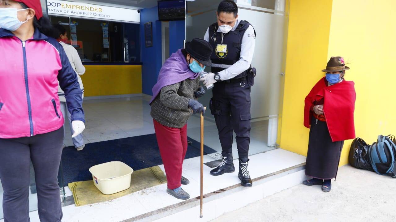 Pago de bonos de protección familiar en el Quincha
